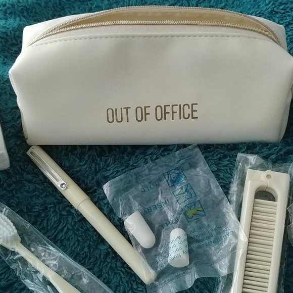 🆕 ✨ travel Out of Office beauty set - Picture 3 of 6